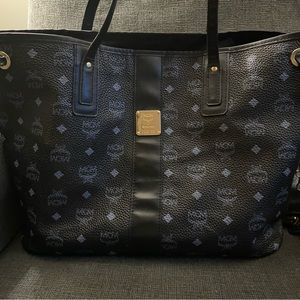 MCM medium black purse. Perfect condition. Brand new.